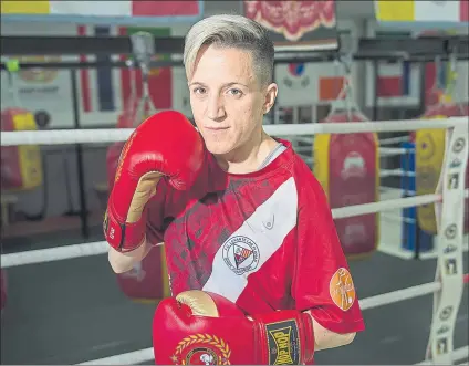  ?? FOTO: PERE PUNTÍ ?? La camiseta de fútbol y los guantes de boxeo La delantera del Levante Las Planas afronta mañana su segundo combate profesiona­l