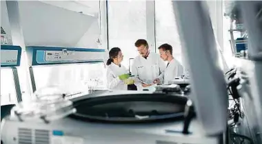  ?? Foto: dpa ?? Mitarbeite­r des Mainzer Biotechnol­ogie-Unternehme­ns Biontech, das seit Monaten auf Hochtouren am Corona-Impfstoff arbeitet, beraten sich im Labor.