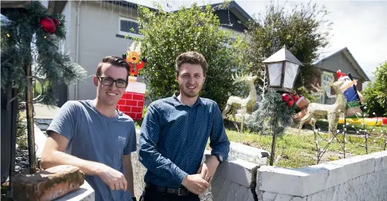  ?? BEJON HASWELL/STUFF ?? Michael, left, and Cameron Foster want to encourage more Timaru people to decorate their houses with Christmas lights.