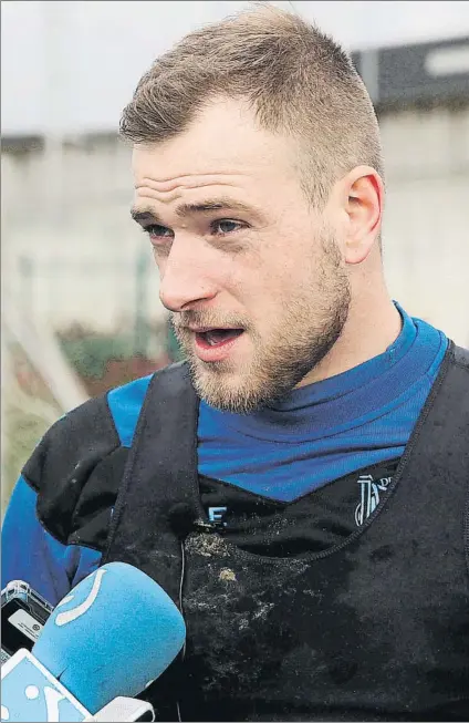  ?? FOTO: EFE ?? Directo John Guidetti atendió ayer en Lezama a los medios de comunicaci­ón a la conclusión del entrenamie­nto del Alavés