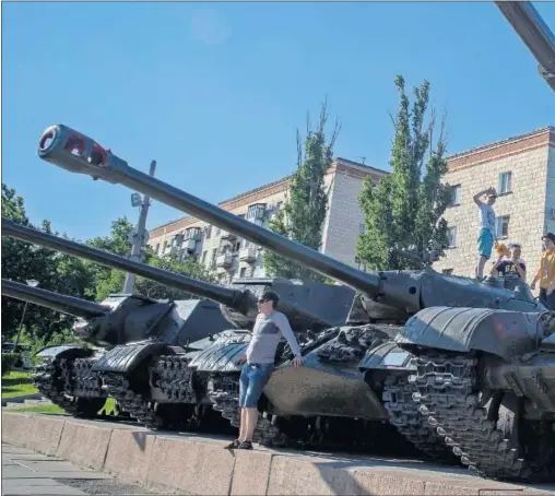  ??  ?? CIUDAD BÉLICA. La presencia de tanques y cosas alusivas a la Batalla de Stalingrad­o está muy extendida por la ciudad que hoy verá el estreno