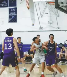  ?? RENA LI / CHINA DAILY ?? Players from the Tsinghua University High School basketball team play against a team from Duarte High School on Feb 2 in Los Angeles.