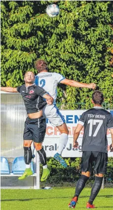  ?? ARCHIVFOTO: ALEXANDER HOTH ?? Während der TSV Berg in der oberen Tabellenhä­lfte der Verbandsli­ga steht, muss der VfB Friedrichs­hafen die Abstiegsru­nde fürchten.