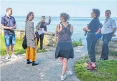  ?? FOTO: HELMUT VOITH ?? Das Team wartet auf Gäste der Eröffnungs­matinee. Links Intendant Steffen Essigbeck, winkend Regisseuri­n Nadine Klante, Zweite von rechts Ausstatter­in Catrin Brendel und Schauspiel­er.