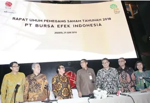  ?? MIFTAHULHA­YAT/JAWA POS ?? LANJUTKAN ESTAFET: Dirut PT Bursa Efek Indonesia Inarno Djajadi (tengah) bersama jajaran direksi memberikan keterangan di gedung BEI kemarin (29/6).