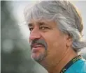  ?? JERRY JACKSON/BALTIMORE SUN ?? Steve Asmussen, trainer of Preakness favorite Epicenter, talks to reporters outside the Stakes Barn after Thursday morning workouts on the Pimlico track.