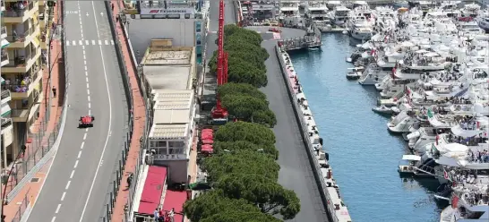  ??  ?? Les voitures profitent de la ligne droite de l’avenue d’Ostende pour accélérer après le virage serré à Sainte-Dévote.