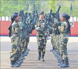  ?? PARDEEP PANDIT/HT ?? BSF recruits showcase a drill during the passingout parade at the training centre at Kharkan camp near Hoshiarpur on Saturday.