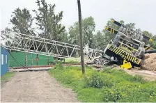  ??  ?? El pasado 13 de julio la grúa volcó al levantar una placa de concreto de 20 metros de largo, con peso de 48 toneladas.