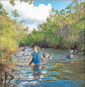  ??  ?? Les candidats lors de leur découverte de l’île au trésor, au Cambodge.