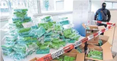  ?? FOTO: SVEN HOPPE/DPA ?? Knapp eine halbe Tonne sichergest­elltes Kokain ist vergangene­n Dezember während einer Pressekonf­erenz zu sehen. Das Rauschgift war in Bananenkis­ten in einem Fruchtgroß­handel bei Neu-Ulm gefunden worden.