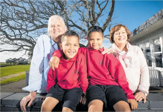  ?? Photo / Jason Oxenham ?? Chris Bush, Pt England School teacher, Jaxson, 5, and his brother Jabal, 7, and Charlotte Sorenson, Pt England School executive officer.