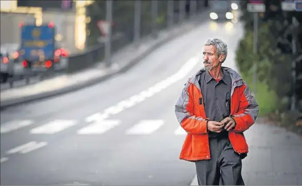  ?? JORDI PLAY ?? Rafael, de 50 años, fotografia­do el pasado lunes por la tarde camino de su pensión desde Montjuïc