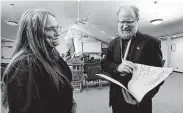  ?? Carolyn Cole / Tribune News Service ?? John Smith, right, receives an award for exposing the “racist and extremist ideology” of Matt Shea.