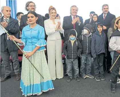  ?? ?? En Paraguay. Alberto Fernández ayer en su visita a Yacyretá, junto a Fabiola Yáñez y el canciller Cafiero.