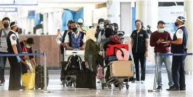  ?? ALIFIAN RIZAL/JAWA POS ?? ANTISIPASI LONJAKAN: Jam operasiona­l Bandara Juanda ditambah dari 12 jam menjadi 16 jam karena jumlah penumpang terus bertambah.