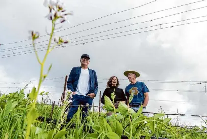  ?? ?? Napa winemakers Juan Mercado, left, and Helen Keplinger stand with mentor Eric Jensen, right, at Booker Vineyard in Paso Robles.