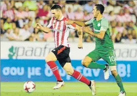  ?? FOTO: JUAN ECHEVERRÍA ?? A la carrera Aduriz trata de zafarse del marcaje del Zeca