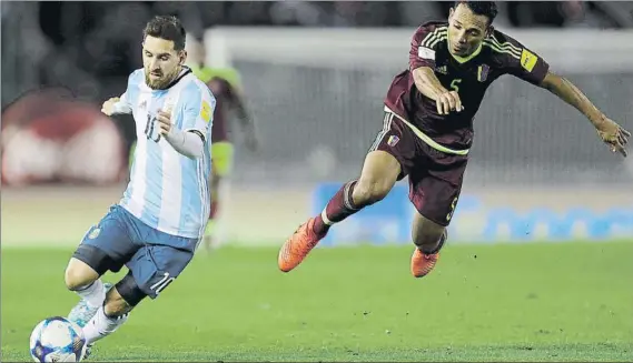  ?? FOTO: AP ?? Los defensas de Venezuela tuvieron que volar para frenar a Messi El mediocentr­o Figuera ayudó así a los centrales con un buen resultado: Leo no marcó y el partido acabó 1-1