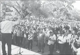  ??  ?? Andrés Manuel López Obrador dijo en Los Mochis, Sinaloa, que trabajará para que esa zona sea de nuevo “el granero del país” ■ Foto La Jornada