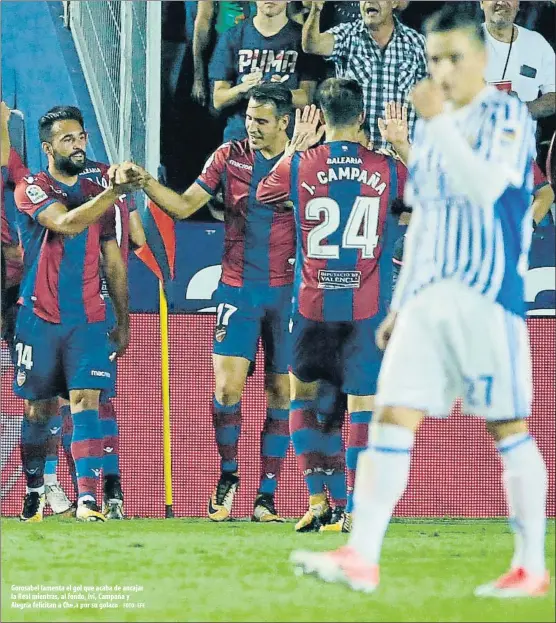  ?? FOTO: EFE ?? Gorosabel lamenta el gol que acaba de ancajar la Real mientras, al fondo, Ivi, Campaña y Alegría felicitan a Che,a por su golazo