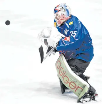  ?? FOTO: FELIX KÄSTLE ?? Towerstars-Goalie Olafr Schmidt zeigte gegen die Eispiraten Crimmitsch­au ein starkes Spiel.