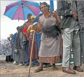  ?? Picture: LULAMILE FENI ?? ANXIOUS WAIT: Banks still willing to help distribute social grants