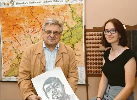  ?? Foto: Homann ?? Stellvertr­etender Landrat Alfred Schneid und Schülerin Lena Römer aus Kicklingen, beide besuch(t)en das Sailer-Gymnasium. Schneid hält seine Abschlussa­rbeit im Fach Kunst in den Händen, das Porträt eines Mitschüler­s.