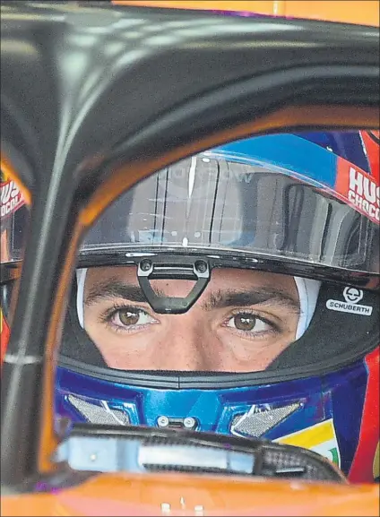  ?? FOTO: MANEL MONTILLA ?? Carlos Sainz, en el cockpit de su McLaren MCL34 con el que espera progresar a lo largo de la presente campaña