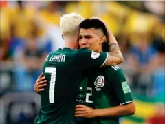  ?? FOTO: EDUARDO VERDUGO/AP ?? Miguel Layun og Hirving Lozano var til gengaeld langt nede, da kampen blev fløjtet af.