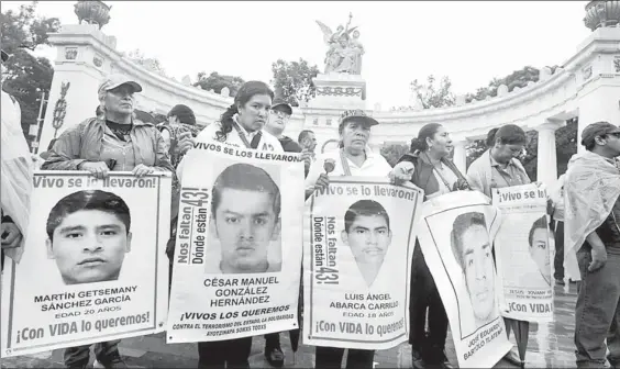  ?? Foto Yazmín Ortega Cortés ?? Marcha para recordar que han transcurri­do 35 meses de la desaparici­ón de nomalistas y aún no se ha hecho justicia