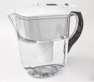  ?? DREAMSTIME/ TNS ?? As part of a recent Tiktok trend, people pour cheap vodka through a Brita filter in search of a smoother taste.