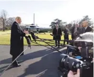  ?? EFE ?? Retorno. El presidente Donald Trump se dirige ayer a la prensa luego de su regreso a la Casa Blanca, después de viajar a Camp David.