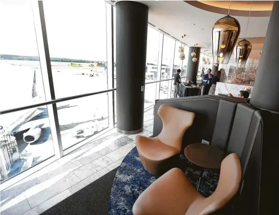  ?? Karen Warren / Staff photograph­er ?? The United Polaris lounge at George Bush Interconti­nental Airport offers comfy seating with a view.