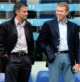  ?? GETTY IMAGES ?? Calm before storm: Mourinho and Abramovich in 2004