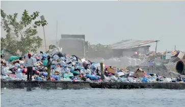  ??  ?? Photo ci-dessus : L’île « poubelle » de Thilafushi (photo), située à environ 7 km à l’ouest de Malé, est connue pour être la décharge des îles Maldives, devenue également le siège de certaines industries polluantes. Les pouvoirs publics maldiviens n’arrivent plus à maîtriser les déchets considérab­les générés par le million de touristes annuel et par la pollution des mers. (© Shuttersto­ck/James Nathan Sidwell)