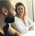  ??  ?? GZSZ Fans Steven und Kate aus Berlin sehen jede Folge.