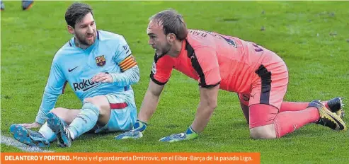  ?? AFP / ANDER GILLENEA ?? DELANTERO Y PORTERO. Messi y el guardameta Dmitrovic, en el Eibar-Barça de la pasada Liga.