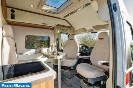  ??  ?? Les vans Pilote (ici en photo) et Bavaria s’ouvrent à la « maxi-cabine ». Une option à 750€ pour tous les modèles.
Un style contempora­in réussi et préservé avec cette nouvelle conception de la cabine.