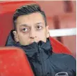  ?? FOTO: DAVID KLEIN/IMAGO IMAGES ?? Stammplatz auf Arsenals Bank: Mesut Özil.