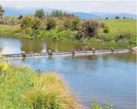  ?? ?? A man-made weir on the Hokio Stream controls the height of Lake Horowhenua.