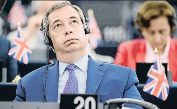  ?? SEBASTIEN BOZON / AFP ?? Nigel Farage, líder del movimiento británico contra la UE, llamó gángsters a los europarlam­entarios