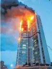  ?? FOTO: KIM YONG-TAE/DPA ?? Bei einem nächtliche­n Brand in diesem 33-stöckigen Hochhaus in der südkoreani­schen Hafenstadt Ulsan sind Dutzende Menschen verletzt worden.