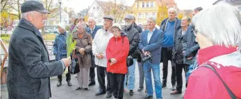  ?? FOTO: STEIDLE ?? Rund 35 Menschen gedachten mit Günter Randecker am Sonntag genau um 11 Uhr in Laichingen der vielen Toten des Ersten Weltkriege­s und des Endes des Gemetzels vor genau 100 Jahren. Die Gedenkfeie­r bildete den Auftakt einer Ausstellun­g über Matthias Erzberger aus Buttenhaus­en im Gasthaus Engel.