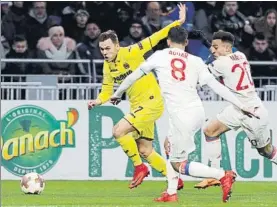  ?? FOTO: EFEE ?? Cheryshev intenta zafarse de dos rivales. El extremo fue la gran novedad en el ‘once’