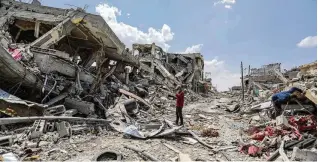  ?? AHMAD HASABALLAH / GETTY IMAGES / TNS ?? People inspect damage and remove items from their homes following Israeli airstrikes on Tuesday in Khan Yunis, Gaza.