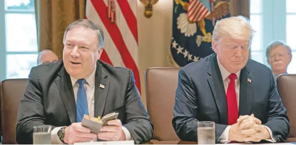  ??  ?? El secretario de Estado, Mike Pompeo (izq.) lee una oración al inicio de la reunión de gabinete en la Casa Blanca, encabezada por el presidente Donald Trump.