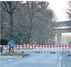  ?? ARCHIVFOTO: BECKERBRED­EL ?? An diesem Sperrzaun endete über Wochen die Strecke von St. Arnual zur Unner. Seit Freitag ist der Weg wieder frei.