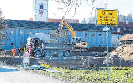  ?? FOTO: SIMON NILL ?? Direkt am nördlichen Ortseingan­g der Leutkirche­r Teilgemein­de Urlau wird aktuell die Baugrube für das Holzhotel ausgehoben.