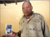  ?? PICTURE: DOCTOR NGCOBO/ AFRICAN NEWS AGENCY (ANA) ?? Jabulani Dlungwane holding a picture of his fiancée, Sindisiwe Khumalo.